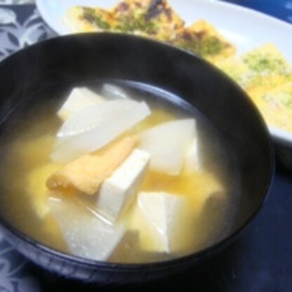 残ったお豆腐を活用してお味噌汁に♪大根も入って具だくさんお味噌汁好きですよ～（*^_^*）美味しく頂きました♪